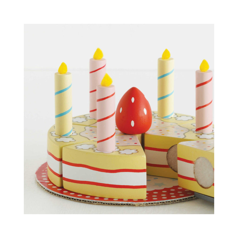 torta de cumpleaños con velitas(le toy van)