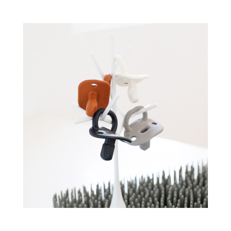 Rejilla de secado de césped gris y dos ramitas