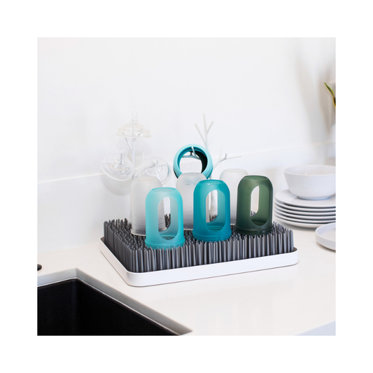 Rejilla de secado de césped gris y dos ramitas